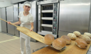 Tvrdá práce, málo peněz. Pekařům dochází lidi, nízké mzdy odstrašují. Zdraží chleba?