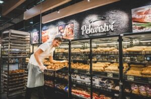 Když se z přebytku stane pochoutka: jak pracuje Albert s neprodaným ovocem i odkrojky uzenin
